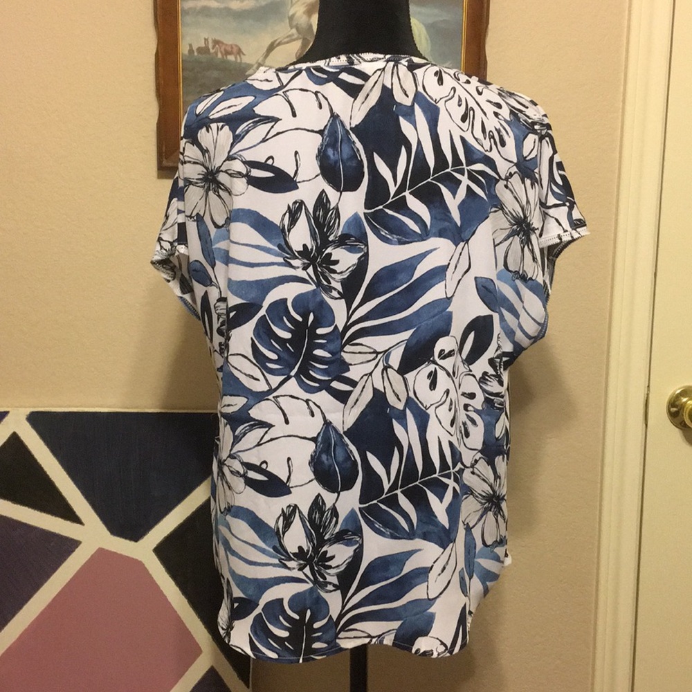 Loose fitting Banana Republic Top - Picture 2 of 3